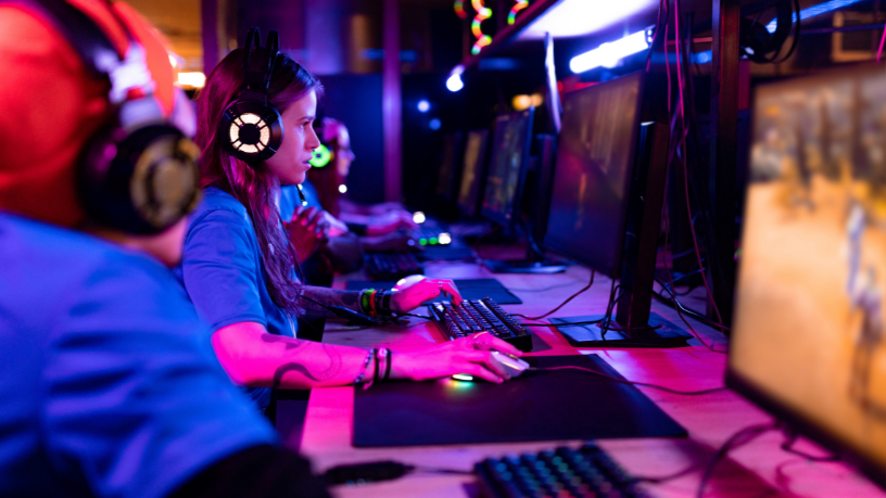 No texto, Elias Assum Sabbag Junior revela estratégias para competir em alto nível nos eSports preservando o bem-estar físico e mental.