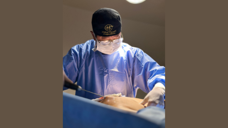 Reconstrução e reabilitação em cirurgia plástica: Por que o cuidado vai além do procedimento? Saiba por Milton Seigi Hayashi Reconstrução e reabilitação em cirurgia plástica envolvem acompanhamento contínuo e atenção integral ao paciente, destaca Milton Seigi Hayashi.