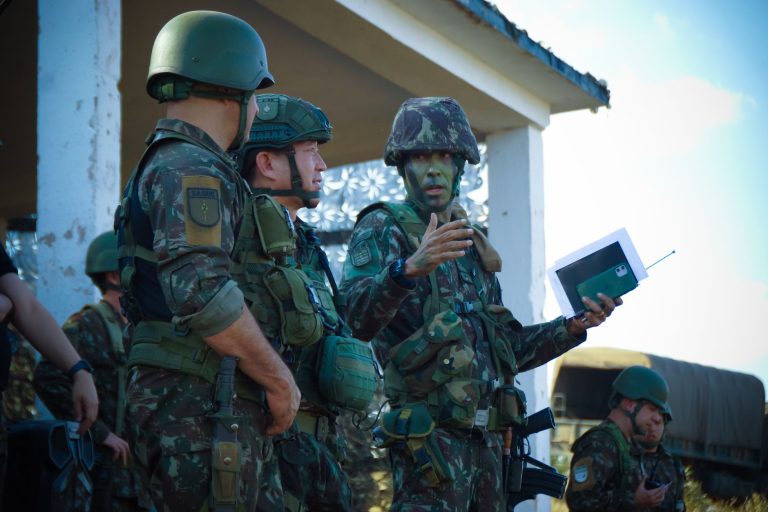 TRE-PI e Exército alinham operação de segurança para eleições em 143 municípios Militares uniformizados e equipados participam de um briefing ao ar livre.