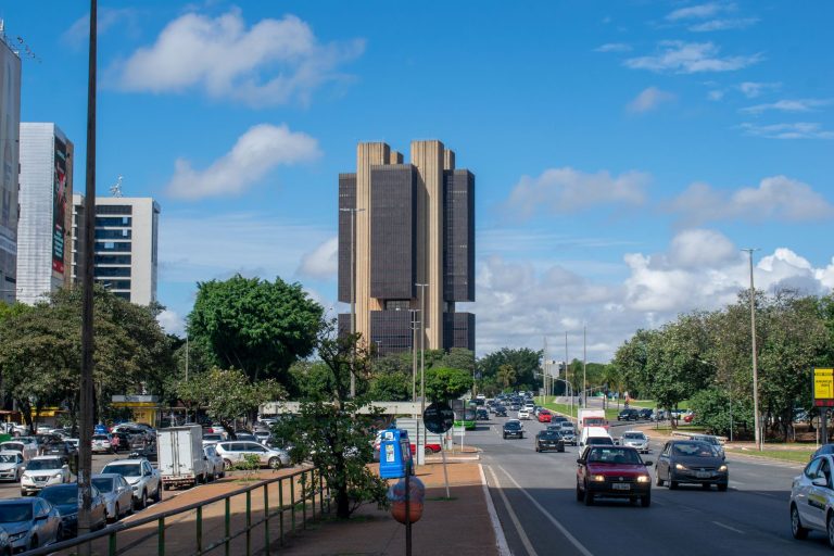 Vista externa do Banco Central do Brasil em Brasília, sob um céu parcialmente nublado