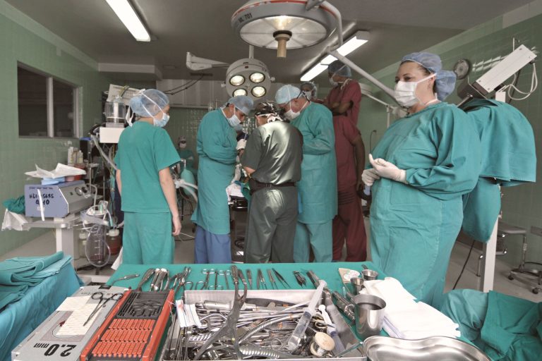 Piauí realiza 65,9 mil cirurgias eletivas no primeiro semestre de 2026, aponta Ministério da Saúde Equipe médica realiza uma cirurgia em uma sala cirúrgica, com instrumentos esterilizados ao lado.