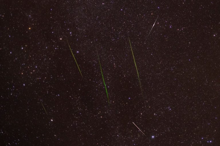 Orionídeas chegam ao auge e podem iluminar o céu em todo o Brasil Meteoros brilhantes cruzam um céu noturno repleto de estrelas.