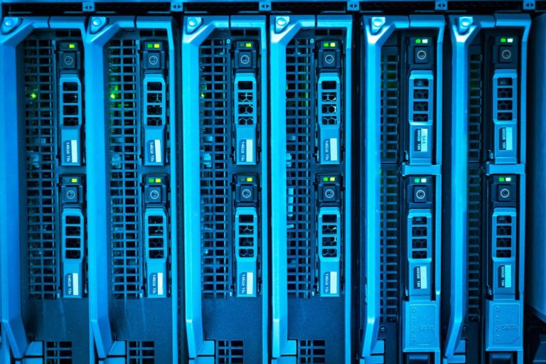 Órgãos federais suspendem acessos após vulnerabilidade internacional no PHP Racks de servidores iluminados em um data center moderno.